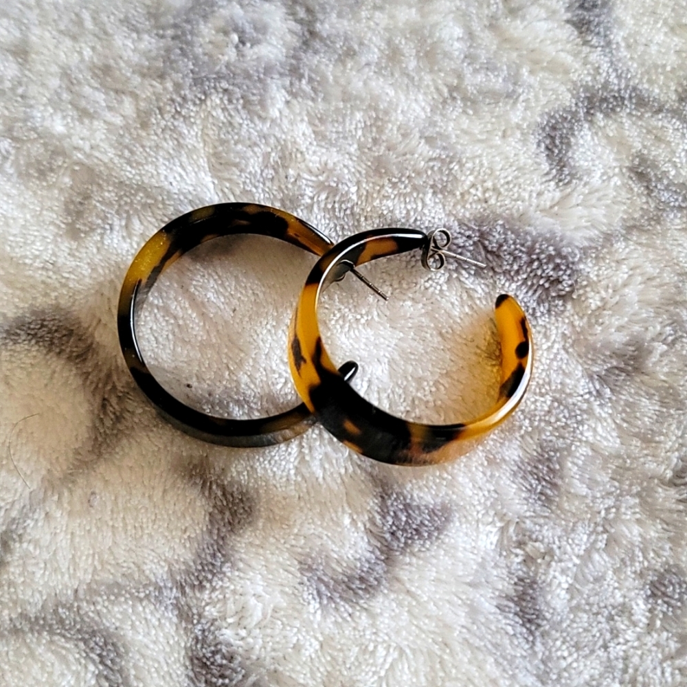 🍀2 for $15🍀 Small Resin hoop earrings